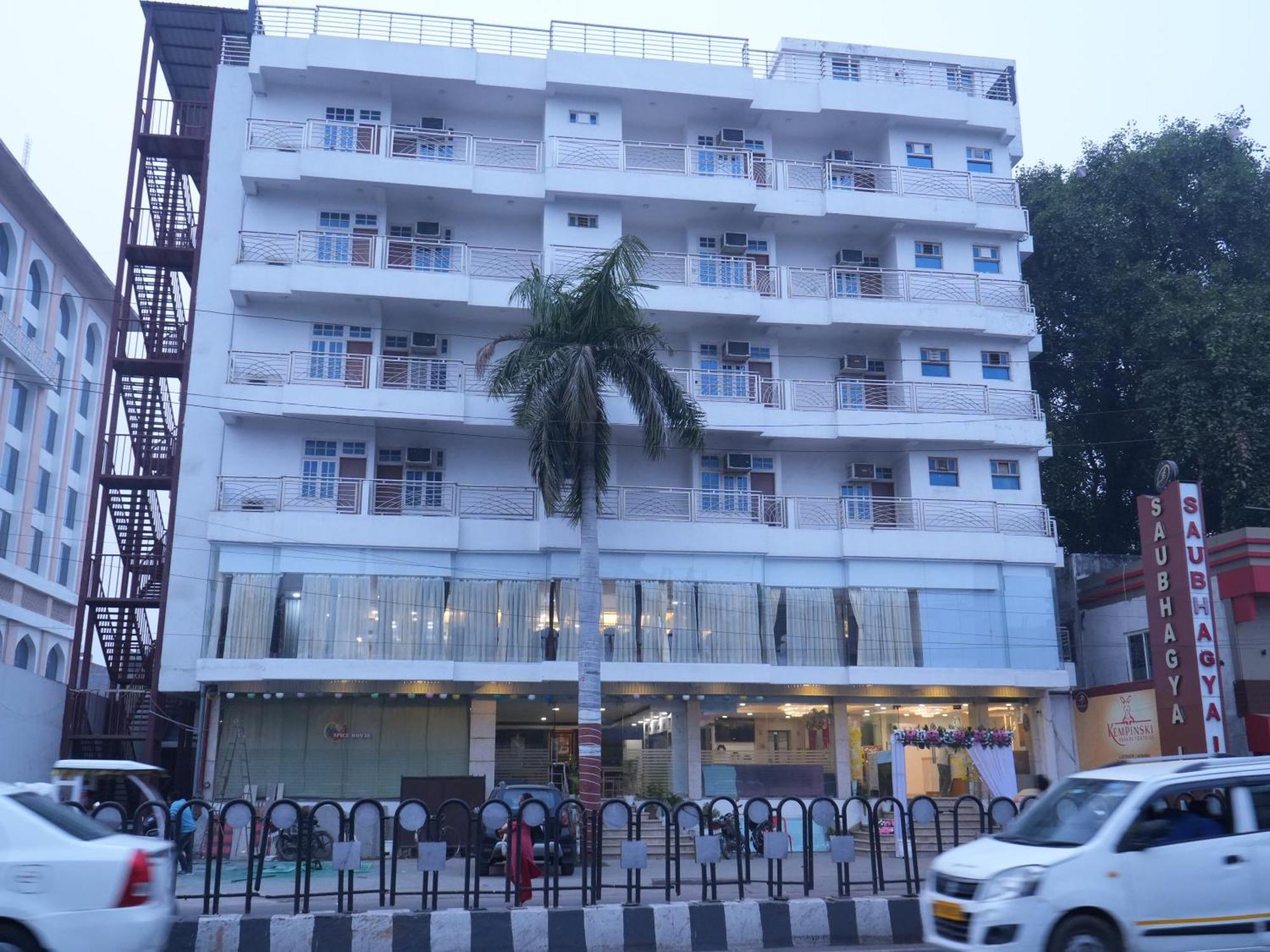 Saubhagya Inn By Kempinski Λάκναου Εξωτερικό φωτογραφία